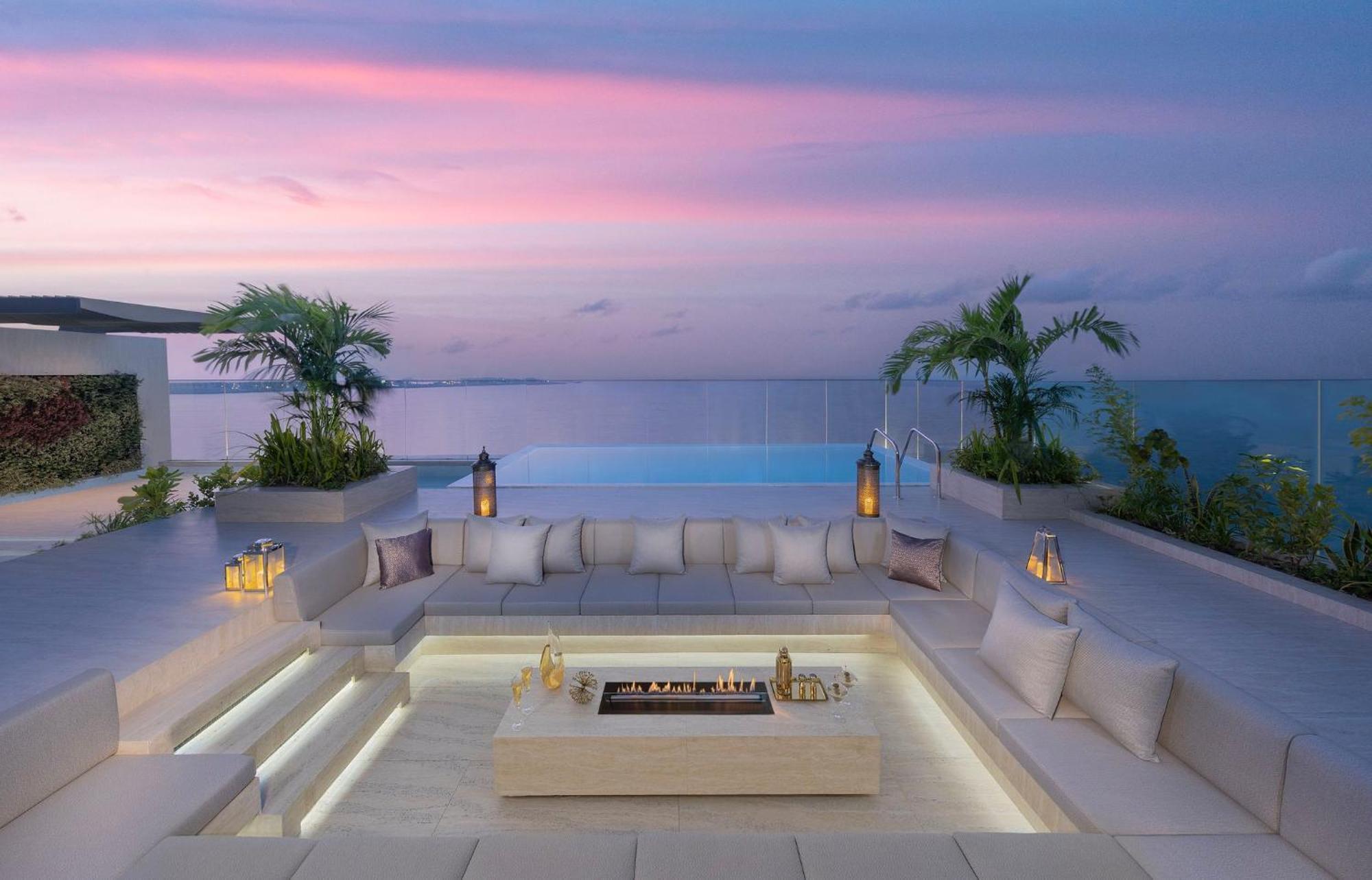 Mandarin Oriental Jumeira, Dubái Exterior foto The rooftop pool at the hotel