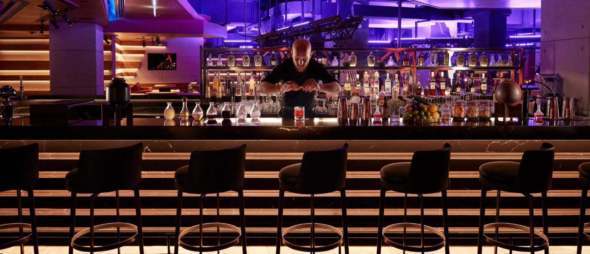 Mandarin Oriental Jumeira, Dubái Exterior foto A bartender at work