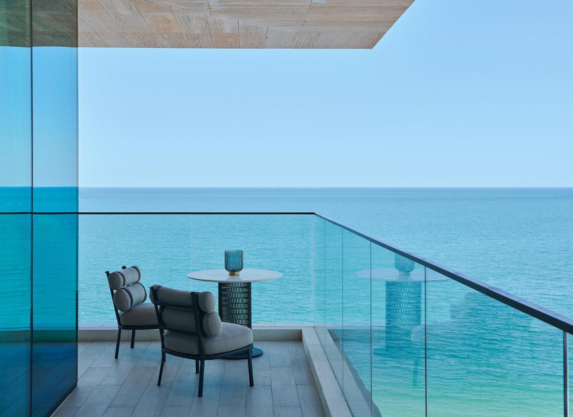 Mandarin Oriental Jumeira, Dubái Exterior foto A balcony at the hotel