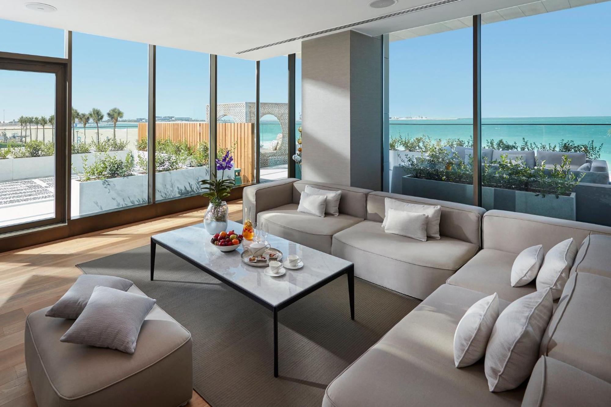 Mandarin Oriental Jumeira, Dubái Exterior foto The living room of a penthouse suite at the Waldorf Astoria Ras Al Khaimah