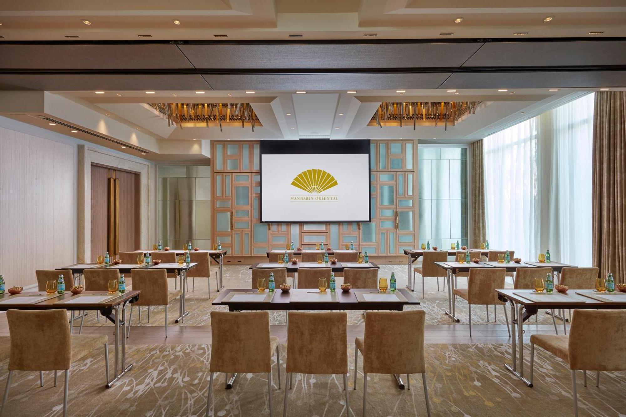 Mandarin Oriental Jumeira, Dubái Exterior foto The meeting room at The Landmark