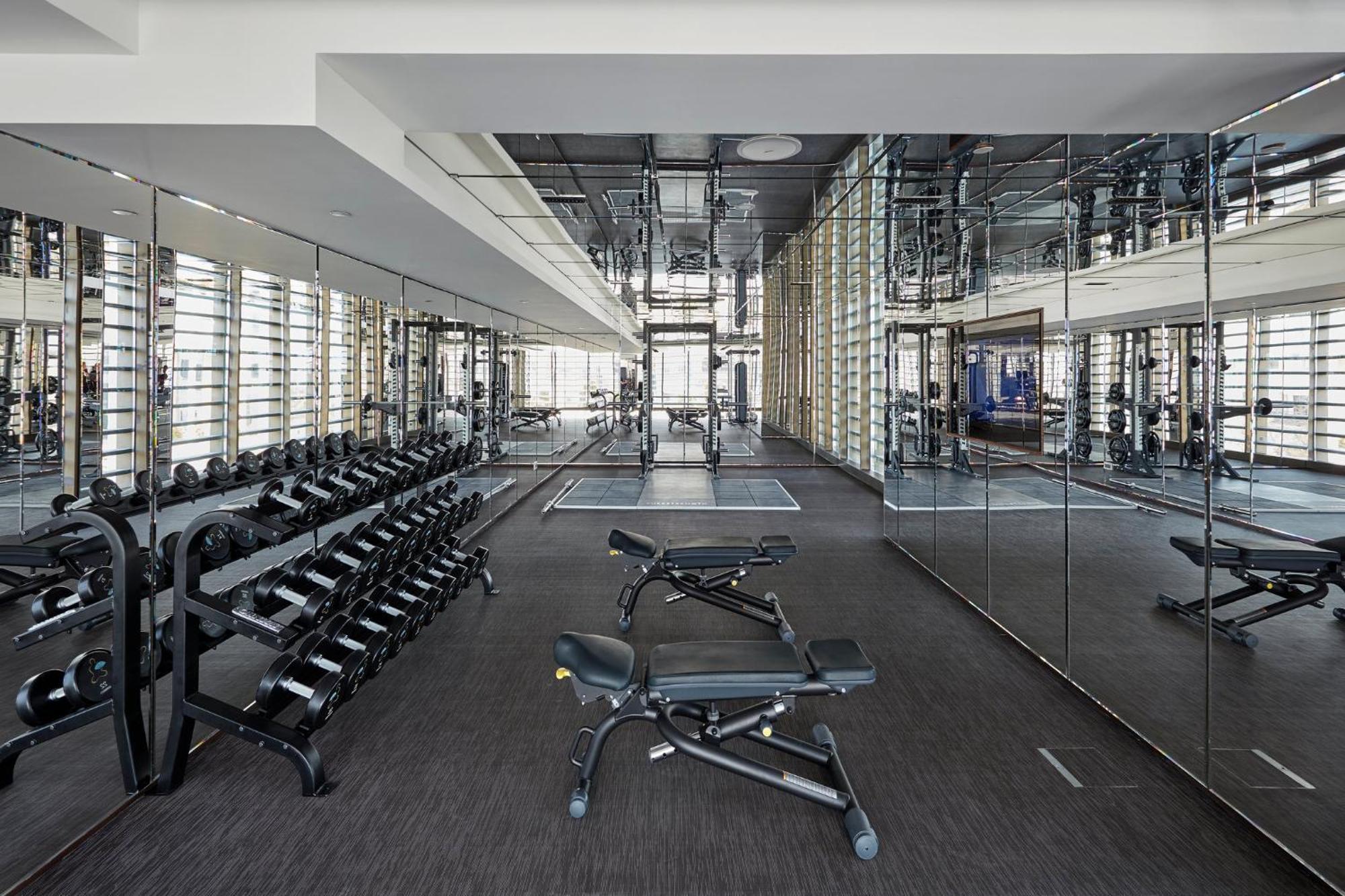 Mandarin Oriental Jumeira, Dubái Exterior foto The gym at The Standard East Village
