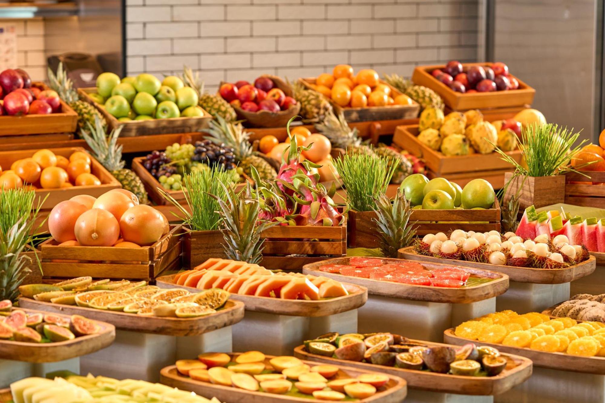 Mandarin Oriental Jumeira, Dubái Exterior foto Fruit display at a buffet